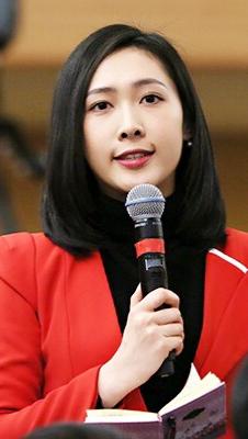 何嘉琪，深圳卫视双语主持人、记者，主持访谈栏目《大湾区会客厅》，深耕大湾区主题报