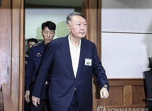 韩国特检组要求以妨碍逮捕罪对尹锡悦判刑10年。
尹锡悦目前被控十项罪名，其中内乱