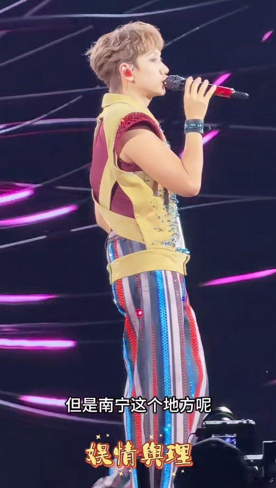 汪苏泷上次外卖小哥这次罗曼城主 救命！汪苏泷南宁演唱会太有料，上次来当外卖小哥，