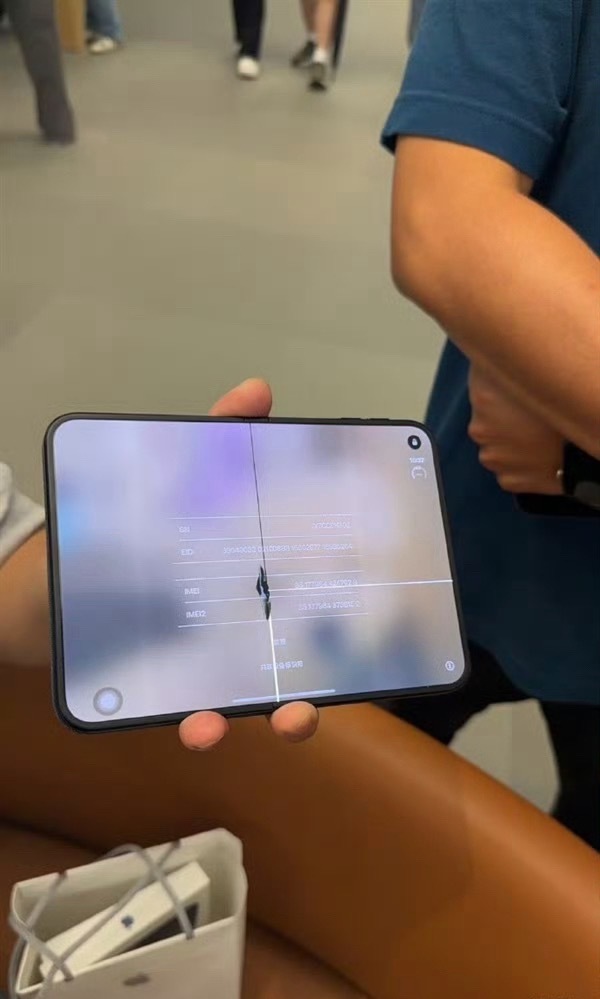 iPhoneDuo屏幕开裂虽然我也觉得iPhone Duo是智商税，但我不信它屏