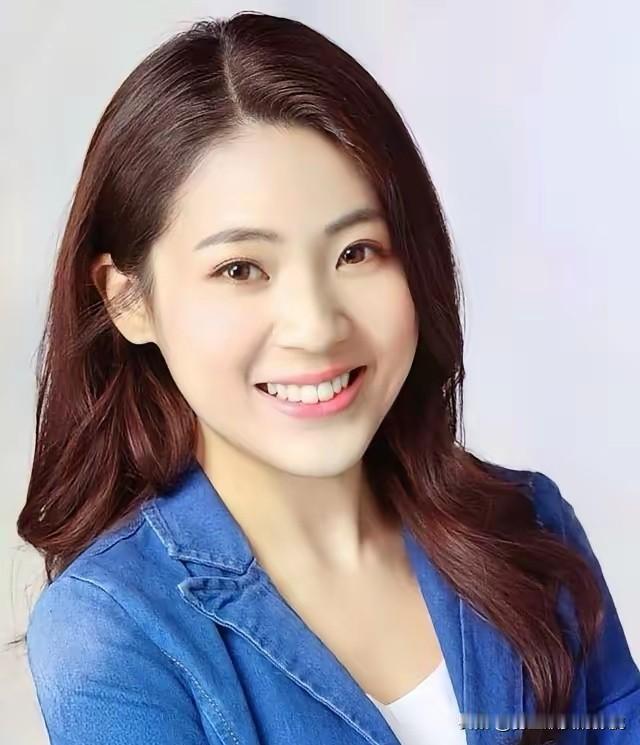 这位被郑丽文新任为中国国民党考纪会副主委的徐巧芯，不仅年轻漂亮，笑容甜美，更是正