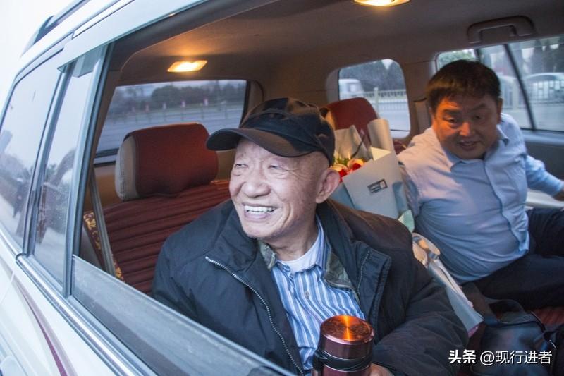 九旬老人打车暖心一幕：一句孩子不容易感动全网

3月1日辽宁街头，一位白发苍苍的