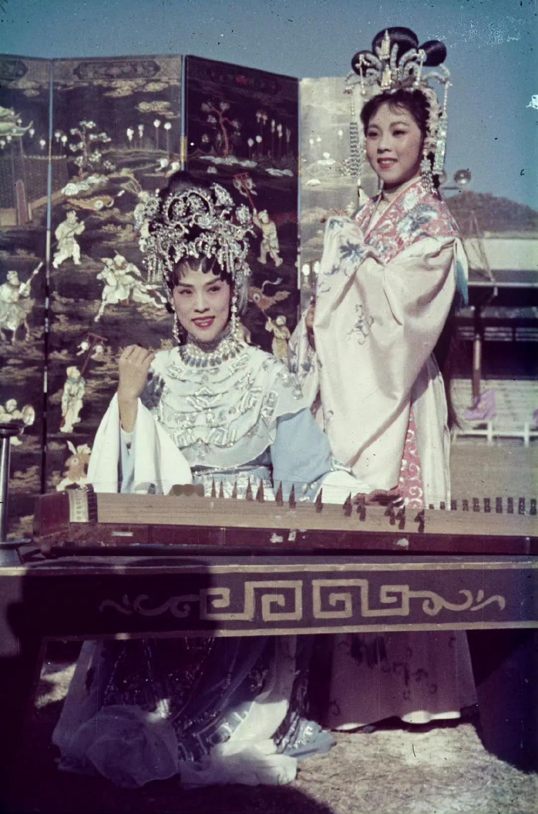 复古打扮的女子，香港，1963年摄。 ​​​