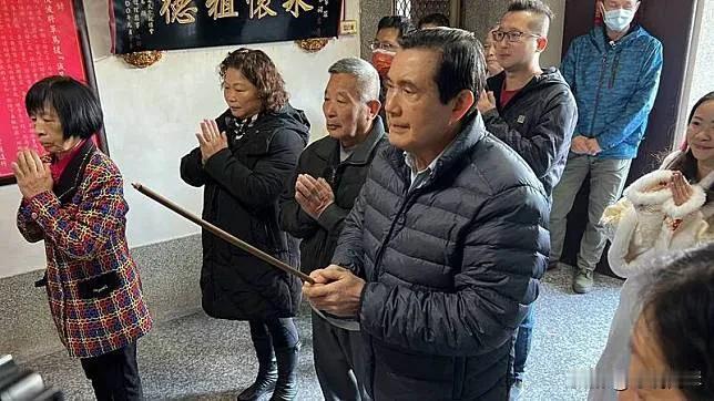 马英九大年初二来到台湾省苗栗县通霄镇枫树里的马家庄，与在地马姓宗亲一起祭祖。这是