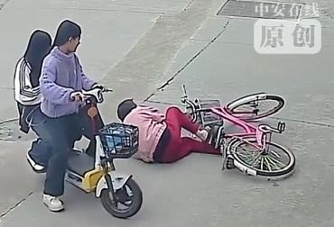 路上看到老人摔倒，你敢上前扶一把吗？最近有两个年轻女孩，就因为做了这件最普通的好