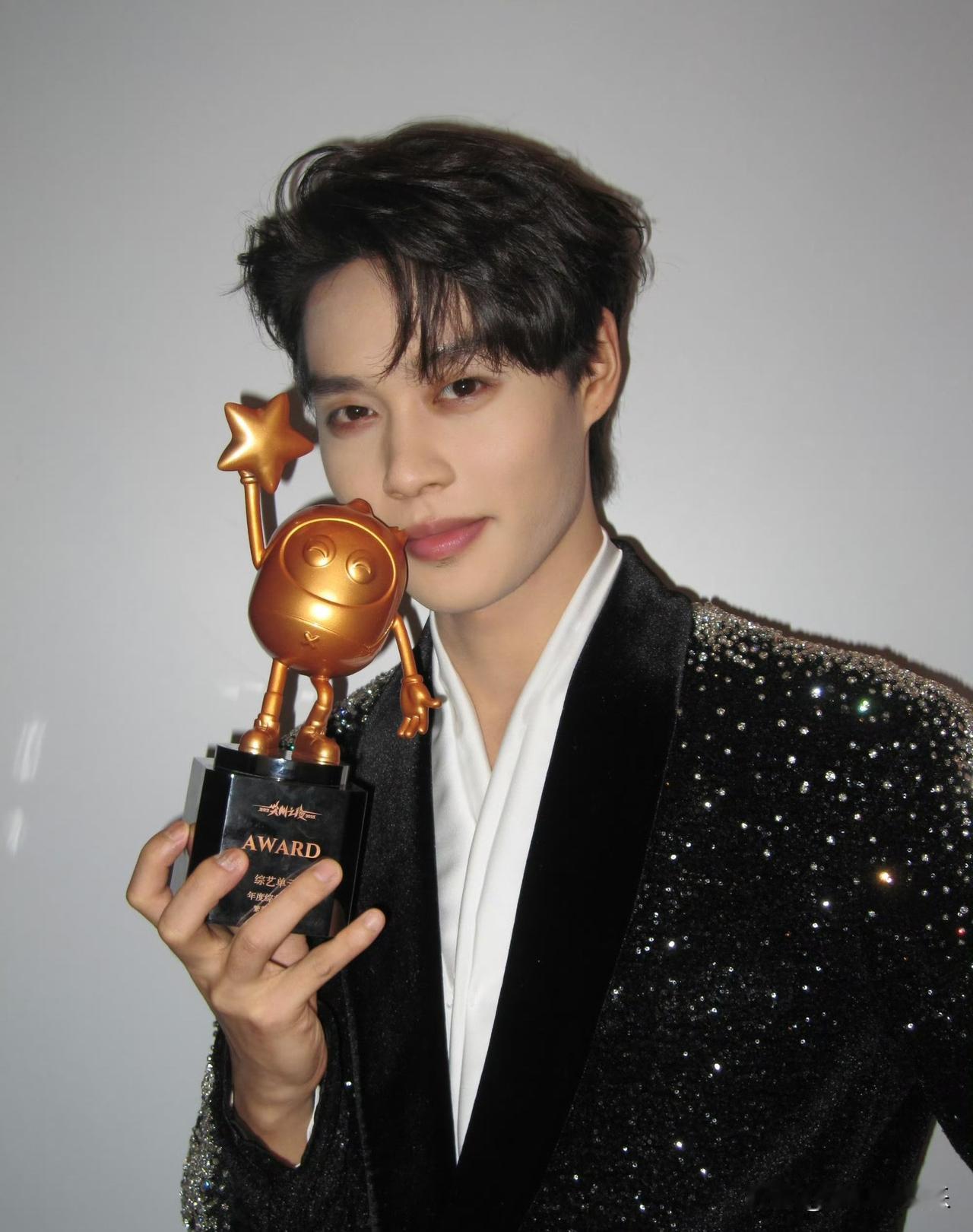 赵柯淳应该是短剧演员里，混得最好的一个，这几天他还参加了“爱奇艺尖叫之夜”。
