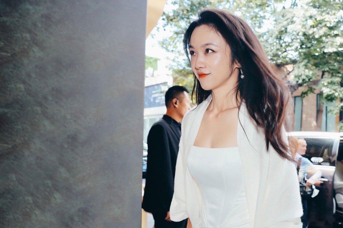  #汤唯洪晃苏芒张宇同框# 汤唯温婉如初，笑容里藏着故事；洪晃率性不羁，谈笑间尽