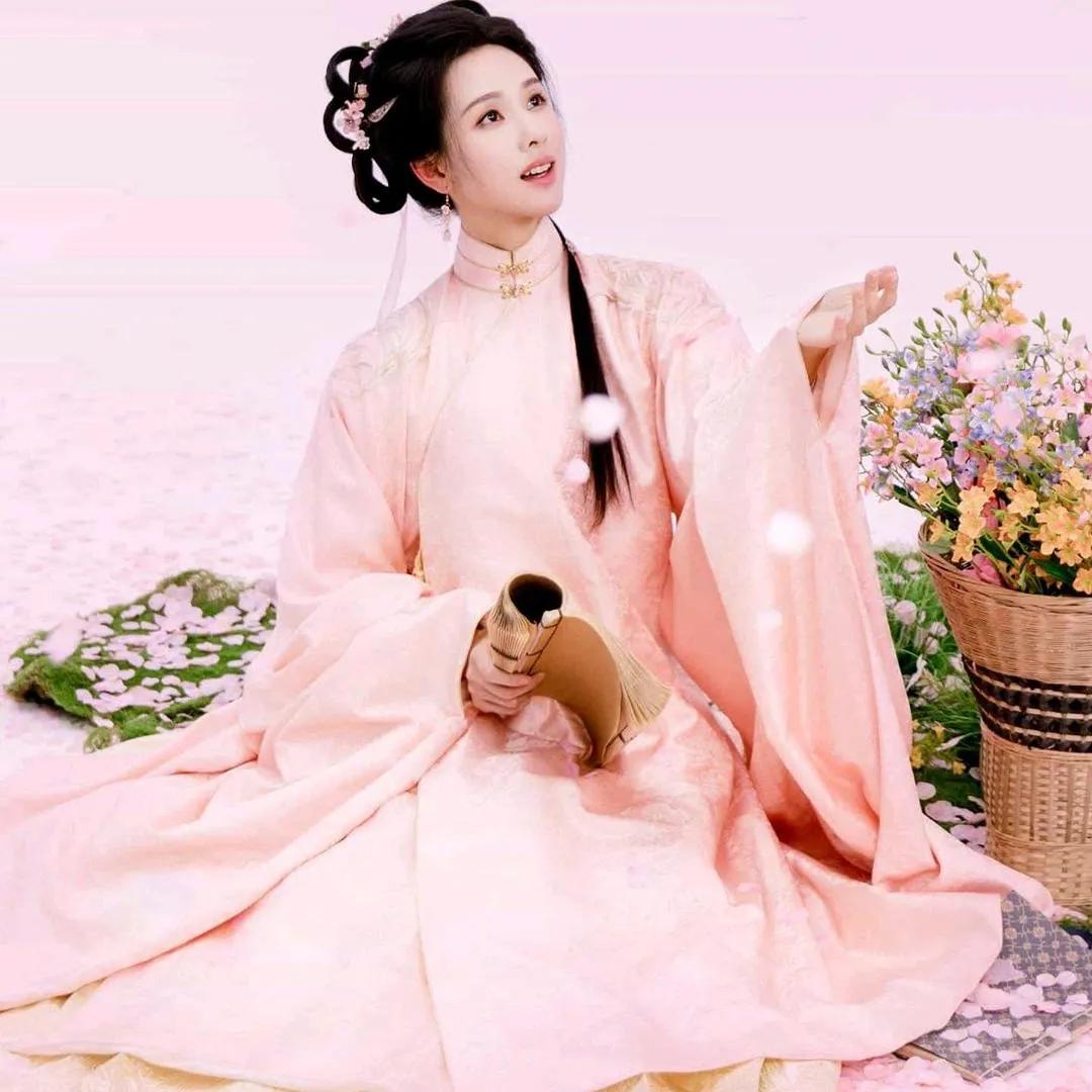 粉嫩古风写真，手持团扇，花香满溢古风温柔写真 古风浅笑写真 古风遮面写真 古典古