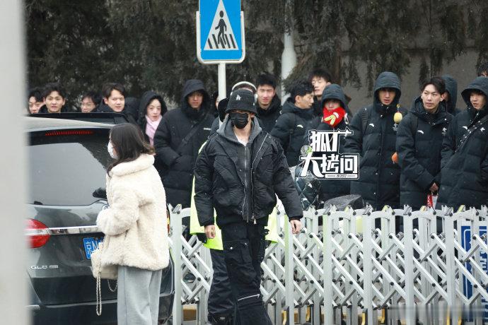 毕雯珺春晚联排 毕雯珺现身央视参加春晚联排，是首次吧！上桌了毕雯珺~ 