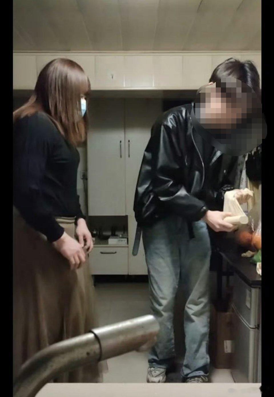 南京红姐被抓60岁，男子，男扮女装，约大量男子上门发生关系，疑似有性病，还拍了视