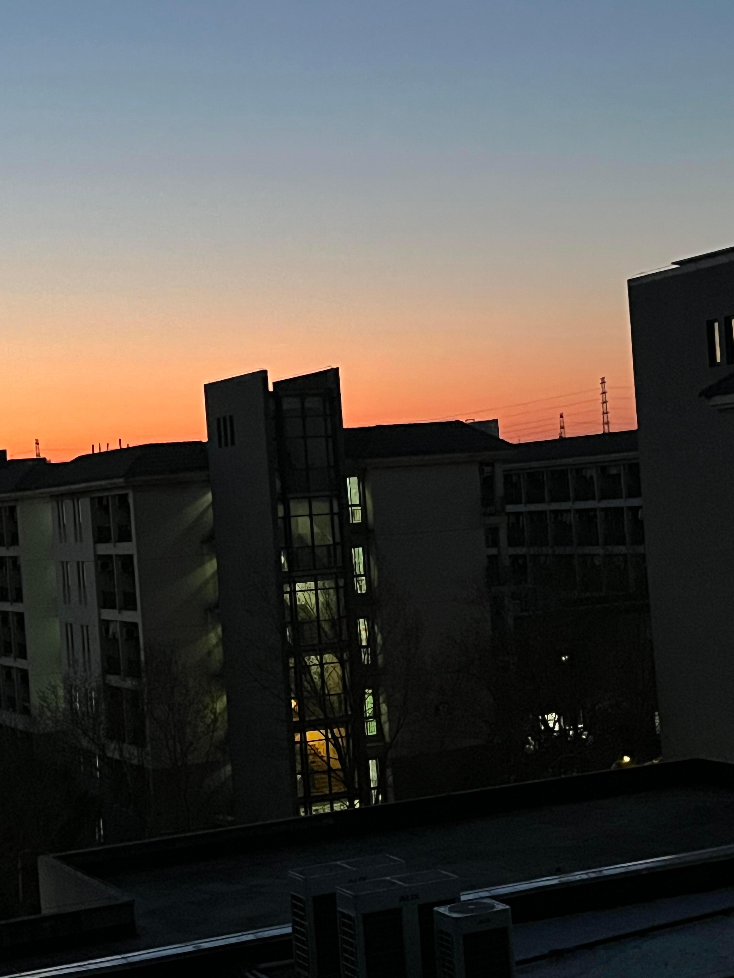 见识过早上六点的天空吗？人在大学，五点多起床，六点半开始扫地[泪] ​​​