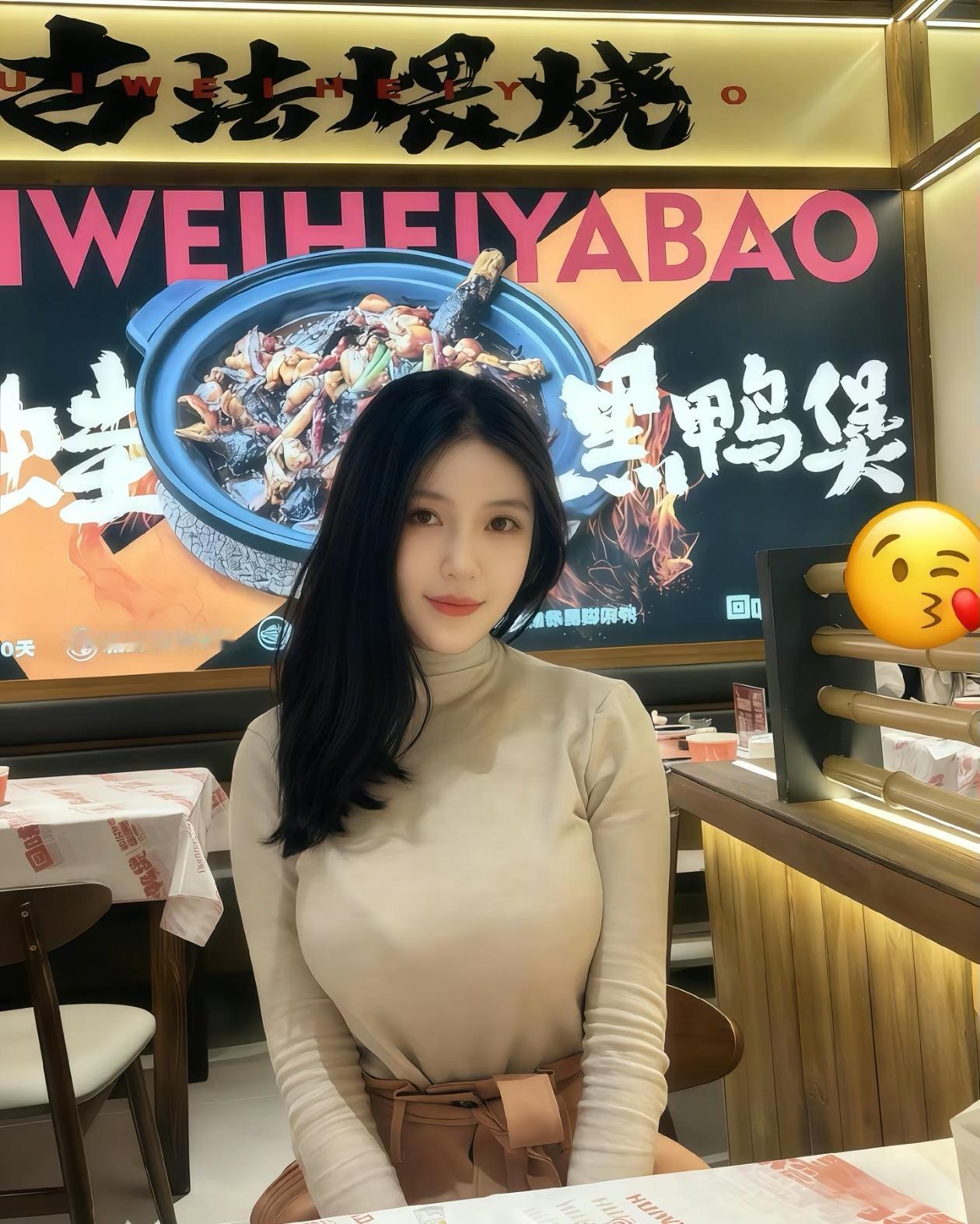 这姑娘在餐馆里自拍呢。