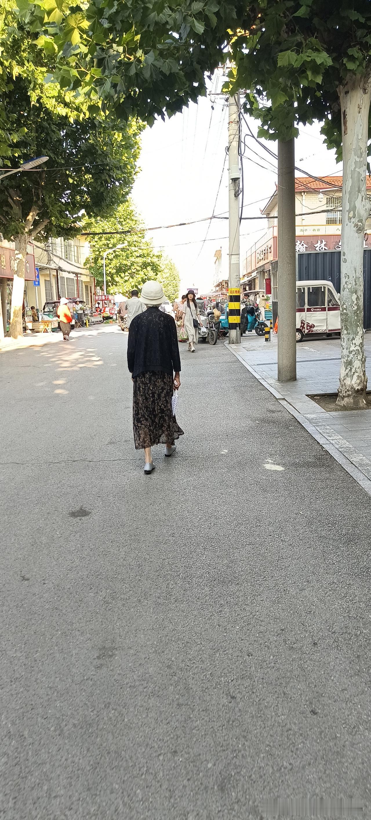 看这个姨今年80了，我们楼上的。80岁了，从后边看她的体型，我也感觉出了她弱不禁
