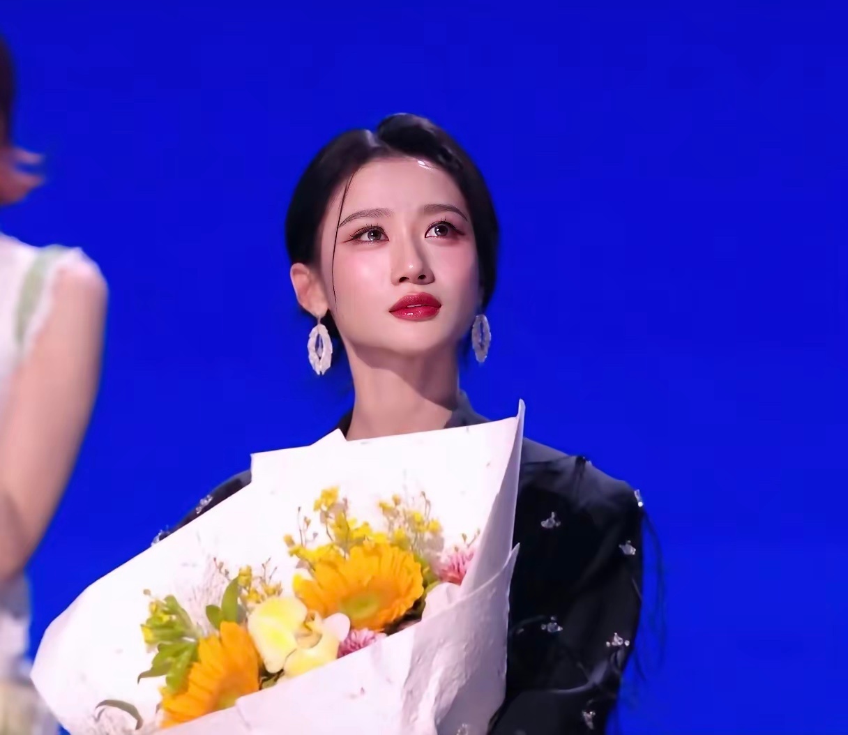 芒果台再一次证明了:实力在資本面前不值一提！昨晚《浪姐》五公，一直跑调的温峥嵘没