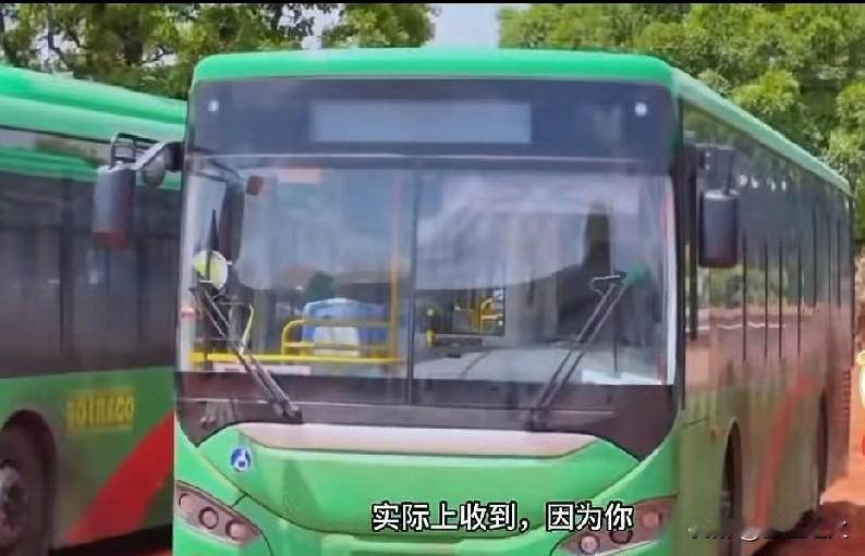 这是那个牌子的公交车，也太厉害了！
都买到布基纳法索，
这个国家我以前听都没听说
