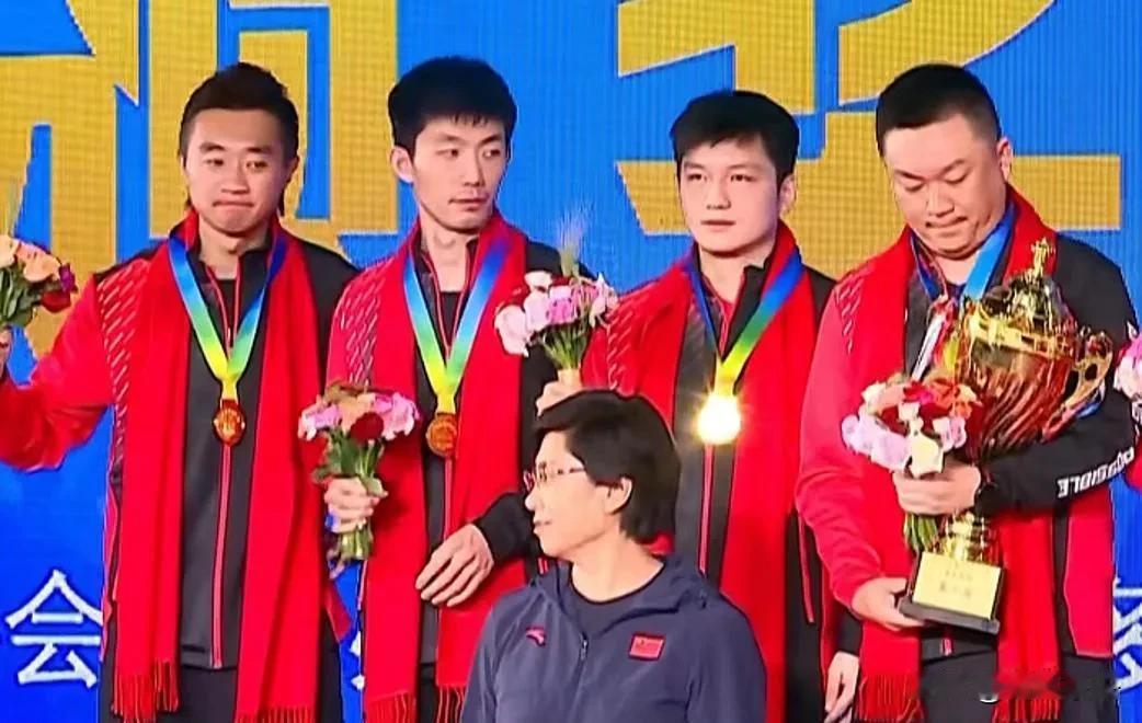 樊振东谦让奖杯，彰显体育精神新高度

上海男团在全锦赛中荣耀登顶，颁奖台上，一幕