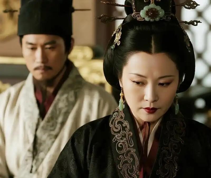 公元前188年，吕后和仆人审食其私通，被儿子汉惠帝发现。汉惠帝勃然大怒，立刻将审