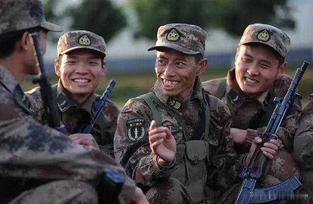 2020年王忠心从部队退役。然而，他退而不休，在我国军事学校担任讲师，想将自己的