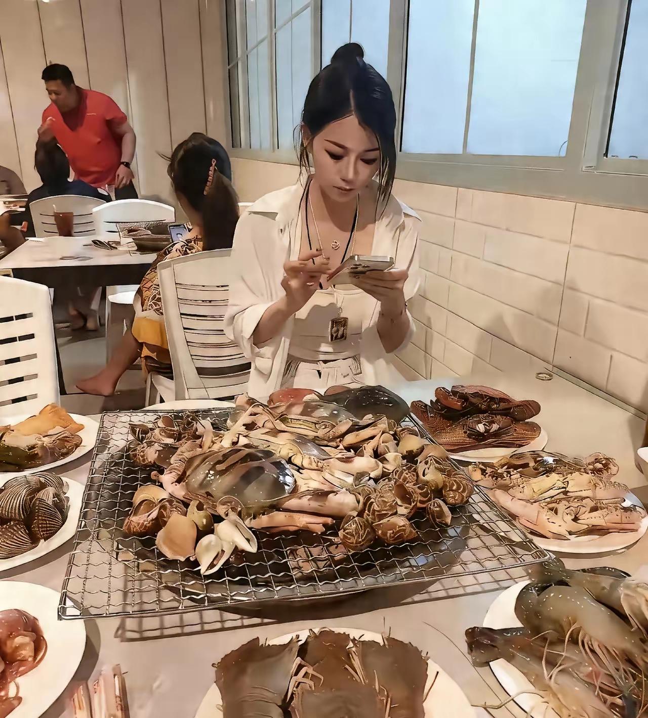 这对象能要吗？第一次见面，就带我来吃自助餐，花两个人的钱，随便吃！