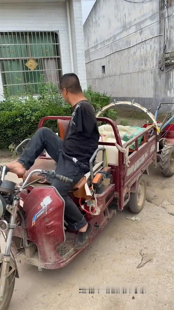 道路安全拍摄请勿模仿。
不敢再哭，想要以后更好的生活了。
