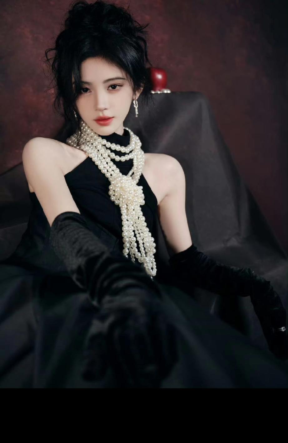 鞠婧祎这次真是杀疯了，一条黑丝绒长裙配层叠珍珠，直接让星光大赏变成她的个人秀场。