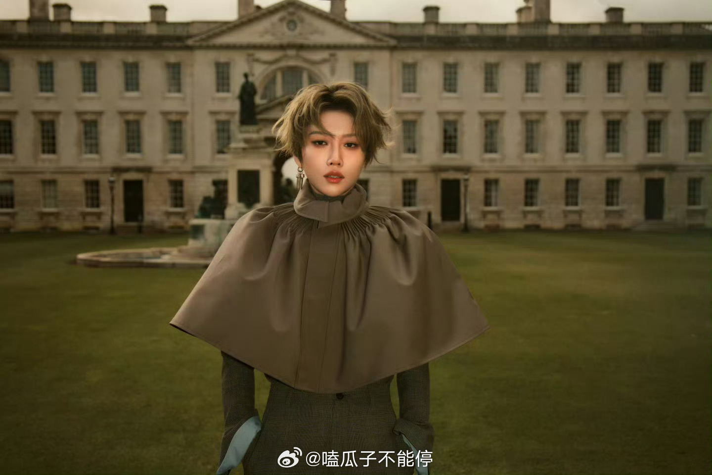 刘雨昕 in KENT & CURWEN 全球品牌大使身份亮相伦敦百年大秀，好会