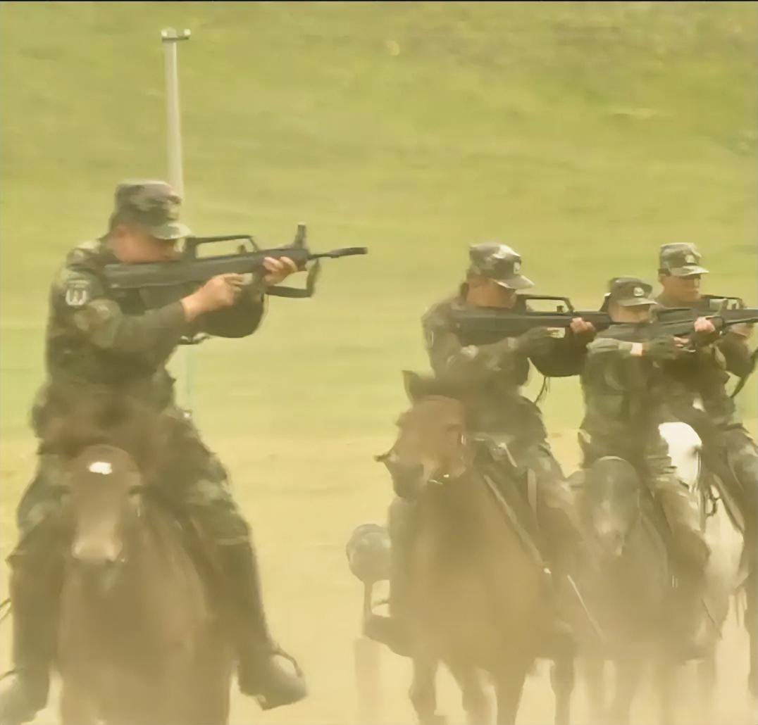 骑兵连，进攻！
这是解放军骑兵部队开展乘马射击实战化训练的场景。官兵身着制式迷彩