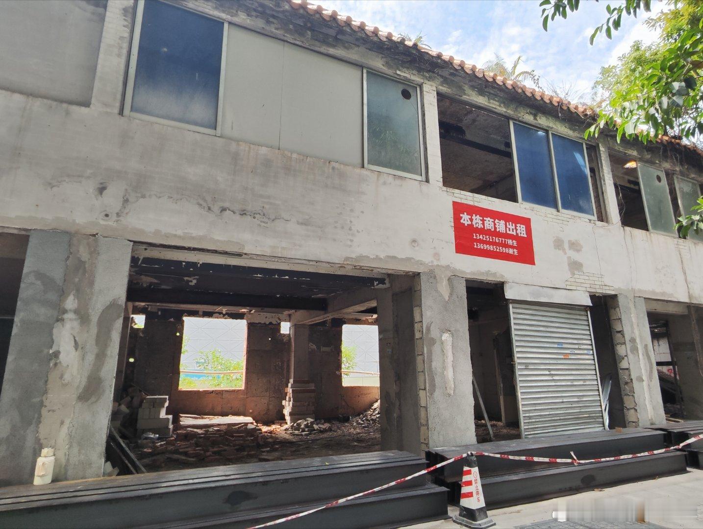 中医药大学站A2还是D2出口（就在A和D出口中间位置，在铁路旁边）今天正在拆围墙