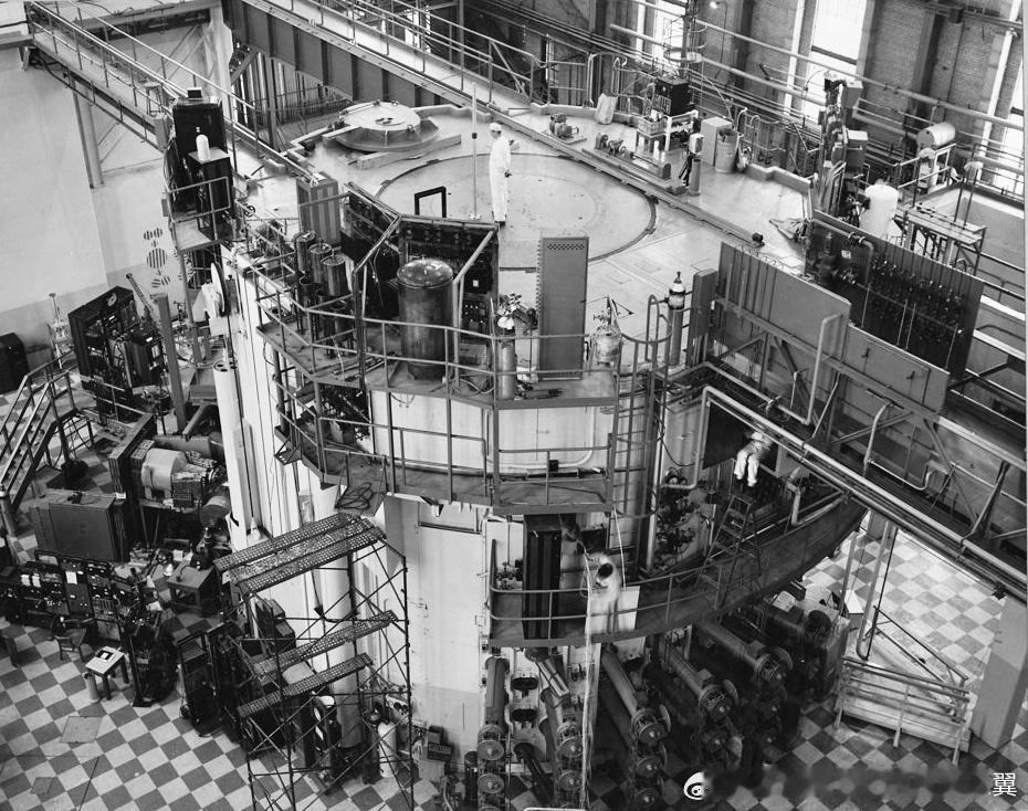 世界上第一起核反应堆熔毁事故发生在1952年12月12日，地点是加拿大乔克河实验