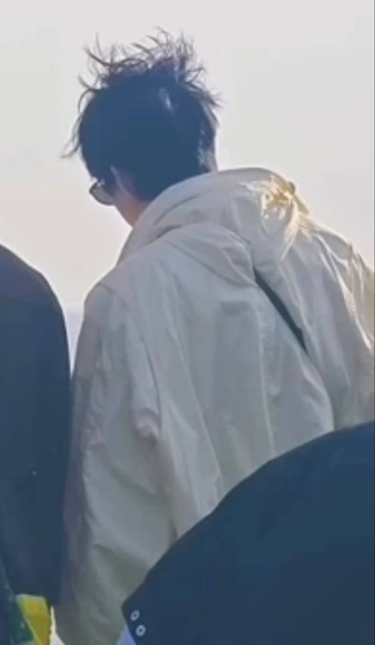 远方的宁哥你那边风真大好大啊！刘炸毛了