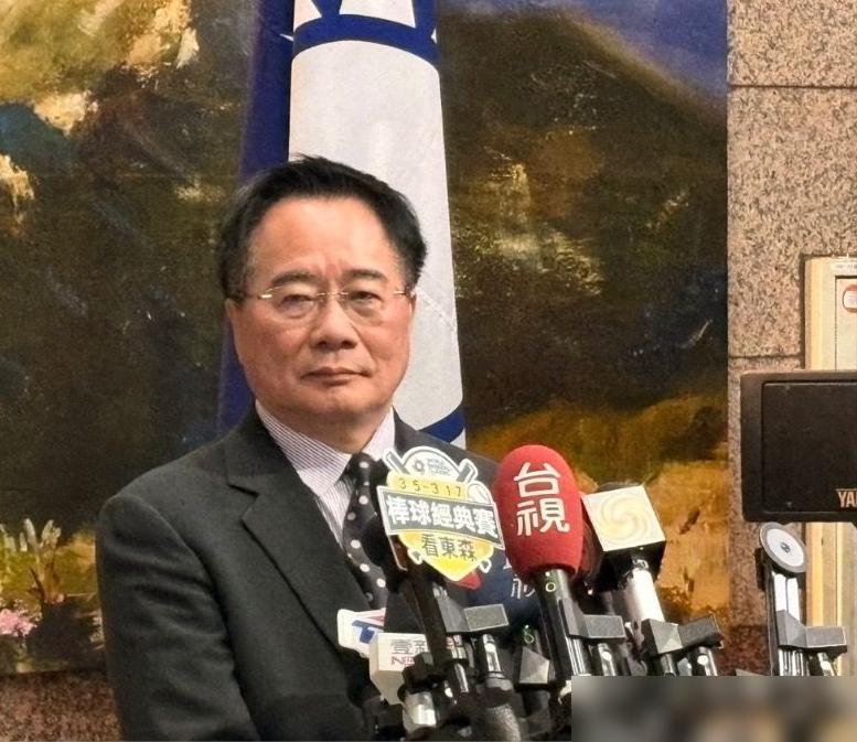 蔡正元去蓝营党部接受颁发奖章，在接受台媒采访时表示有人建议他应请律师要求再审三中