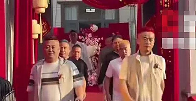 河南一场婚礼，新娘的九个舅舅，一人顶着一个颜色，红的、蓝的、紫的、金的，西装笔挺