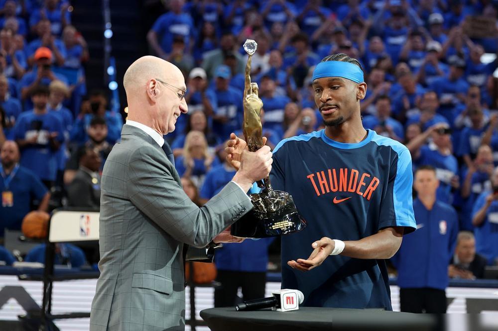 NBA直接不装了？布克点名怒喷裁判，联盟反手一耳光：你没错，但必须闭嘴。
“我