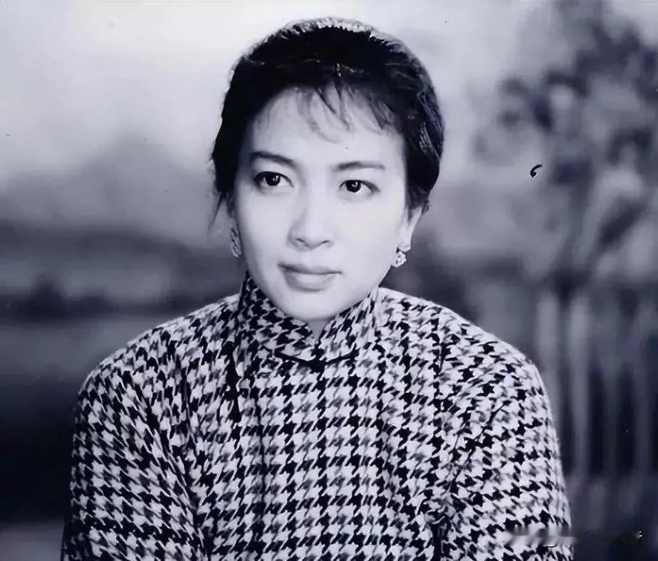 著名表演艺术家谢芳凌晨去世，逝世前半小时与家人说了一句话。谢芳临终前轻声说“我困