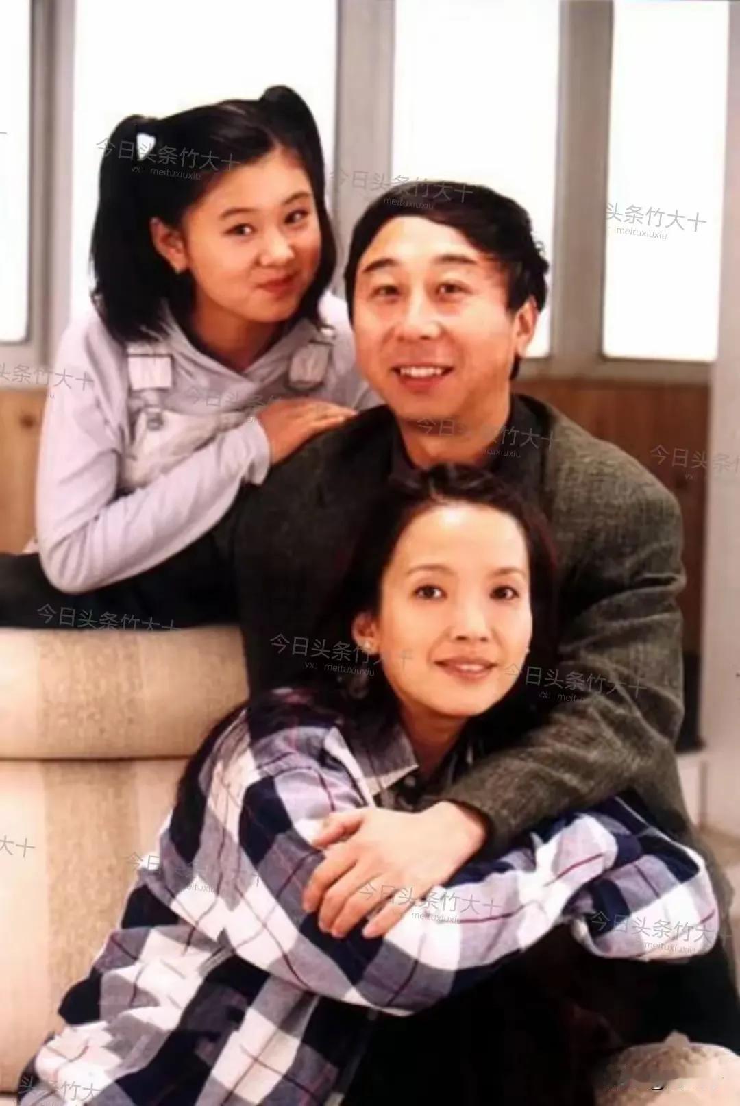 冯巩和这两个女人的关系感觉非同一般，不然的话，不可能在一起如此亲密的合影留念，照