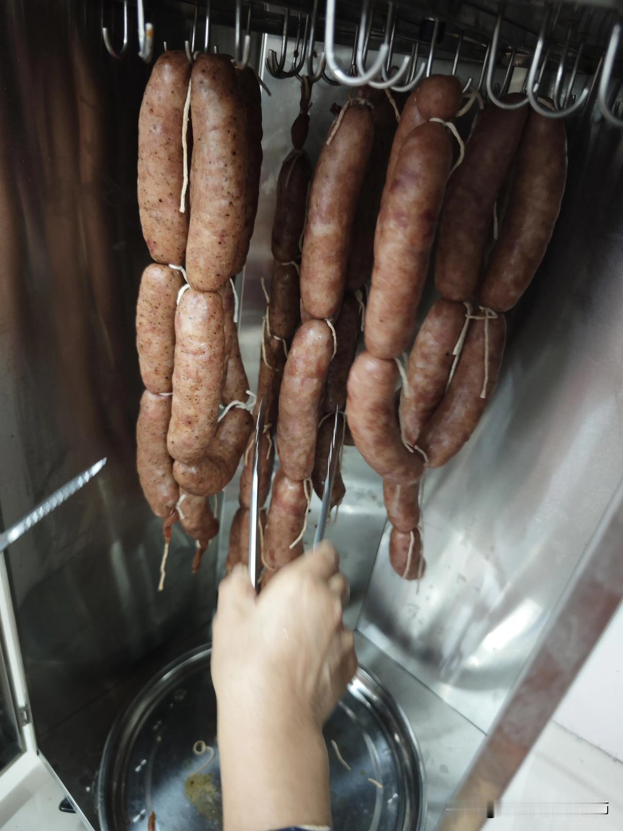 前几天在市场发现一家现做香肠的，价格也美丽，25元一斤，忍不住下手买了点。