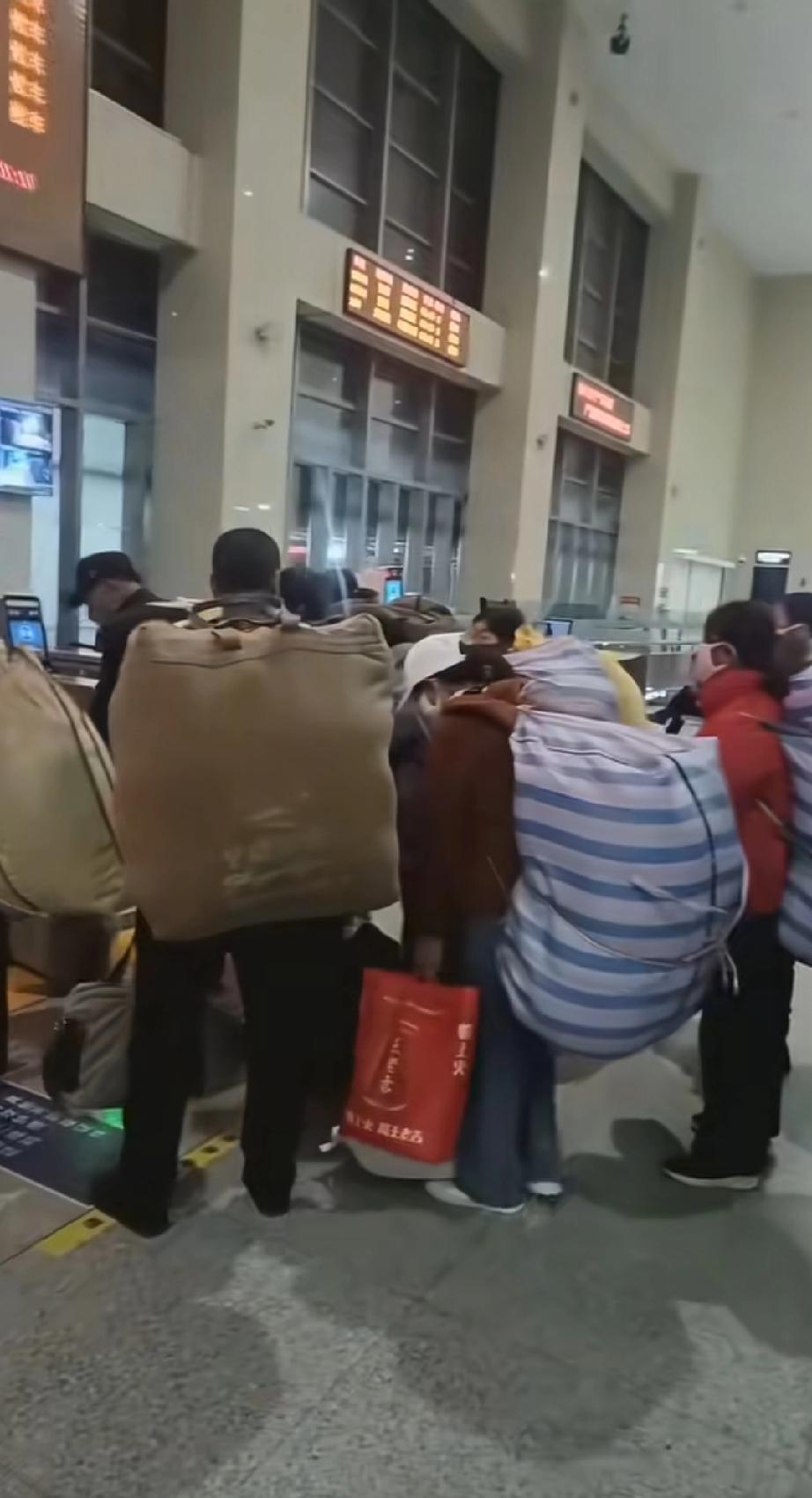 那不是破烂，是他们在异乡打拼一年的全部家当！
以前总觉得自己过得苦，压力大，现在