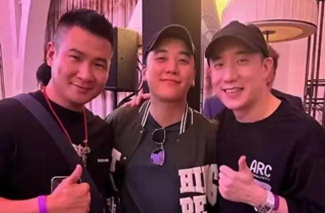 人生各有命
成龙儿子房祖名和王健林儿子王思聪，这两位公子每天醒来就是想着怎么花钱