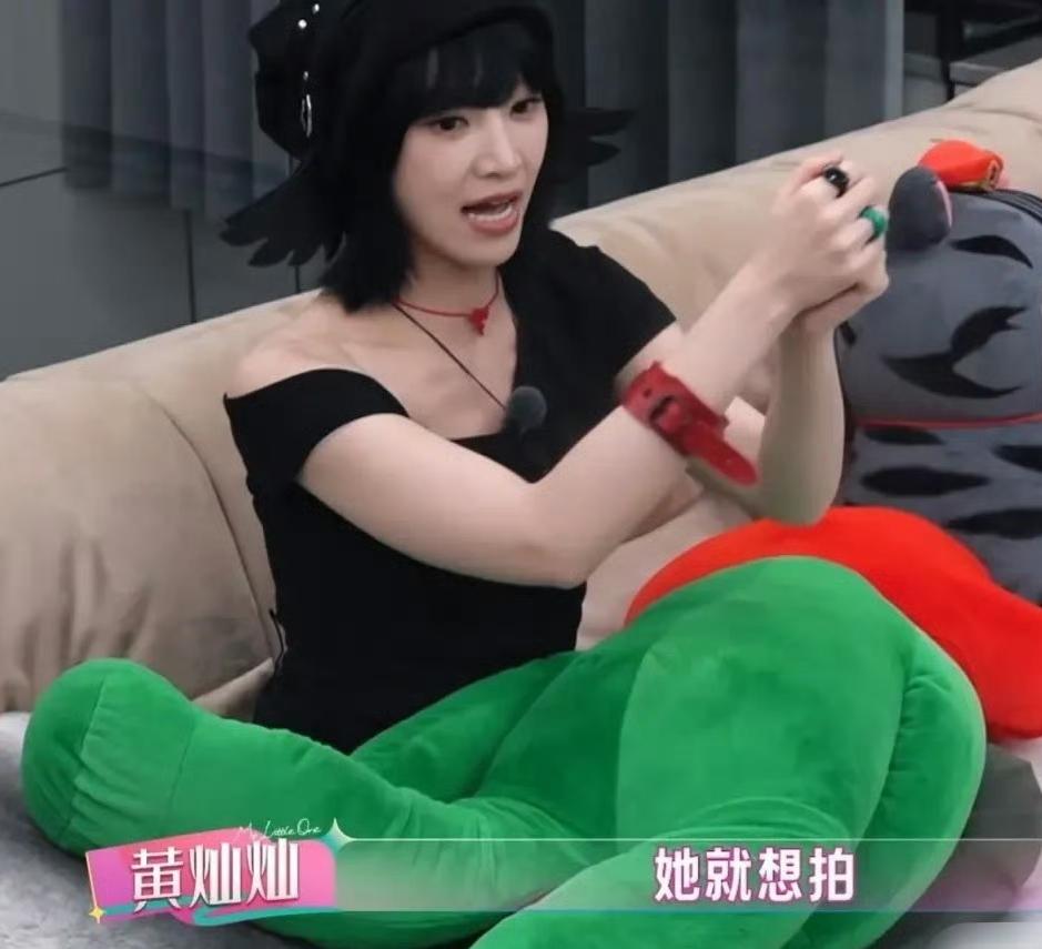 黄灿灿早年拍戏带母亲去剧组探班，当时拍的戏刚好是古装剧，妈妈就很好奇，拿手机拍那