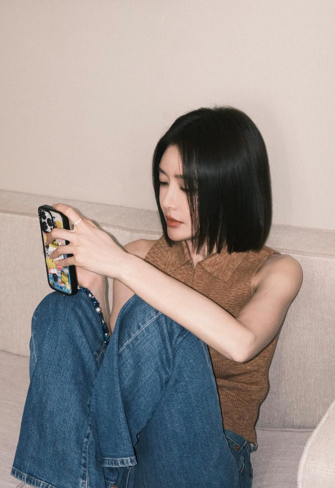 秦岚的嗓子，

咋从电音朵拉变狼外婆了？

最近看她综艺里的样子，说话沙哑得有点