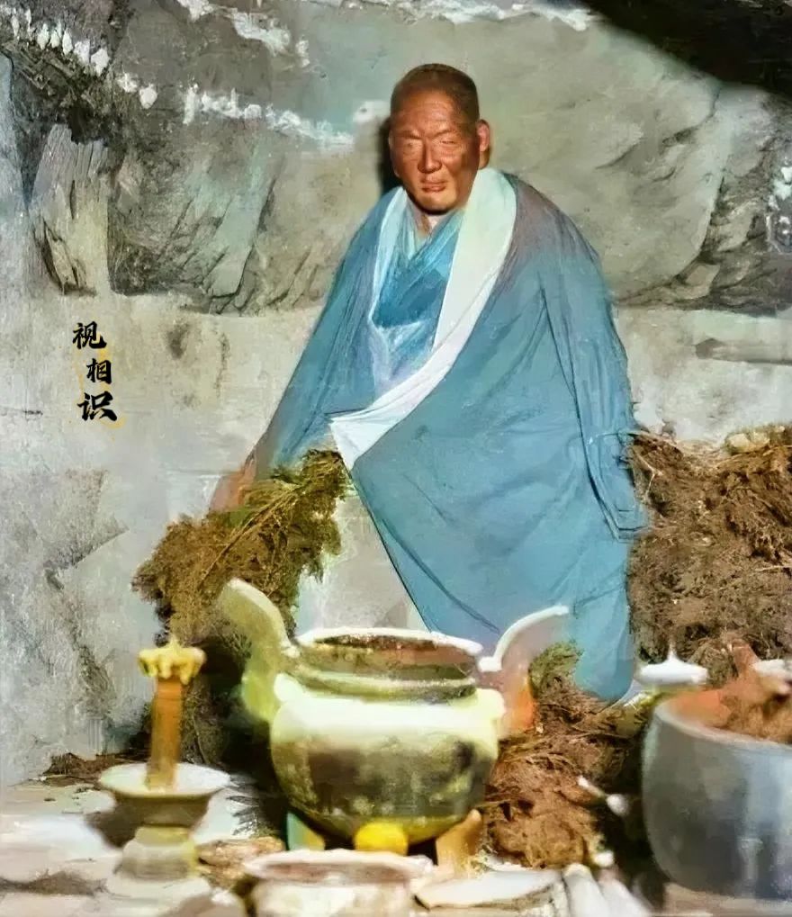 1919年，北平潭柘寺，一尊“肉身菩萨”因亮法师的老照片，由美籍摄影师甘博所拍摄...
