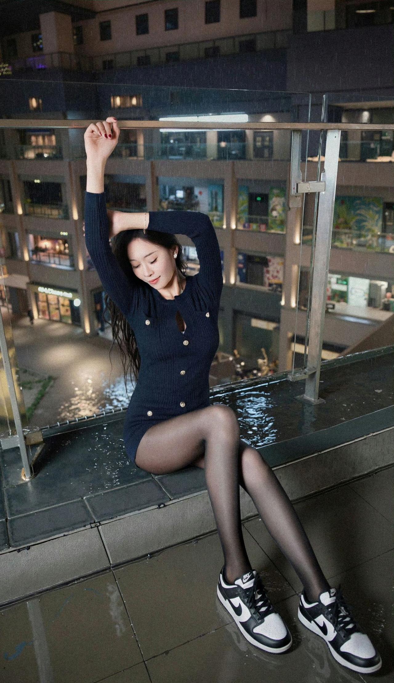 这套穿搭是酷飒甜美的黑调轻熟风，黑色金属扣连衣裙自带酷飒感，修身短款版型凸显身形