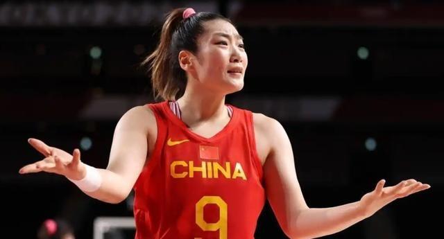 那个憋了四年没吭声的中国女篮李梦，这次终于公开回应了多年的争议。近日，被全网贴了