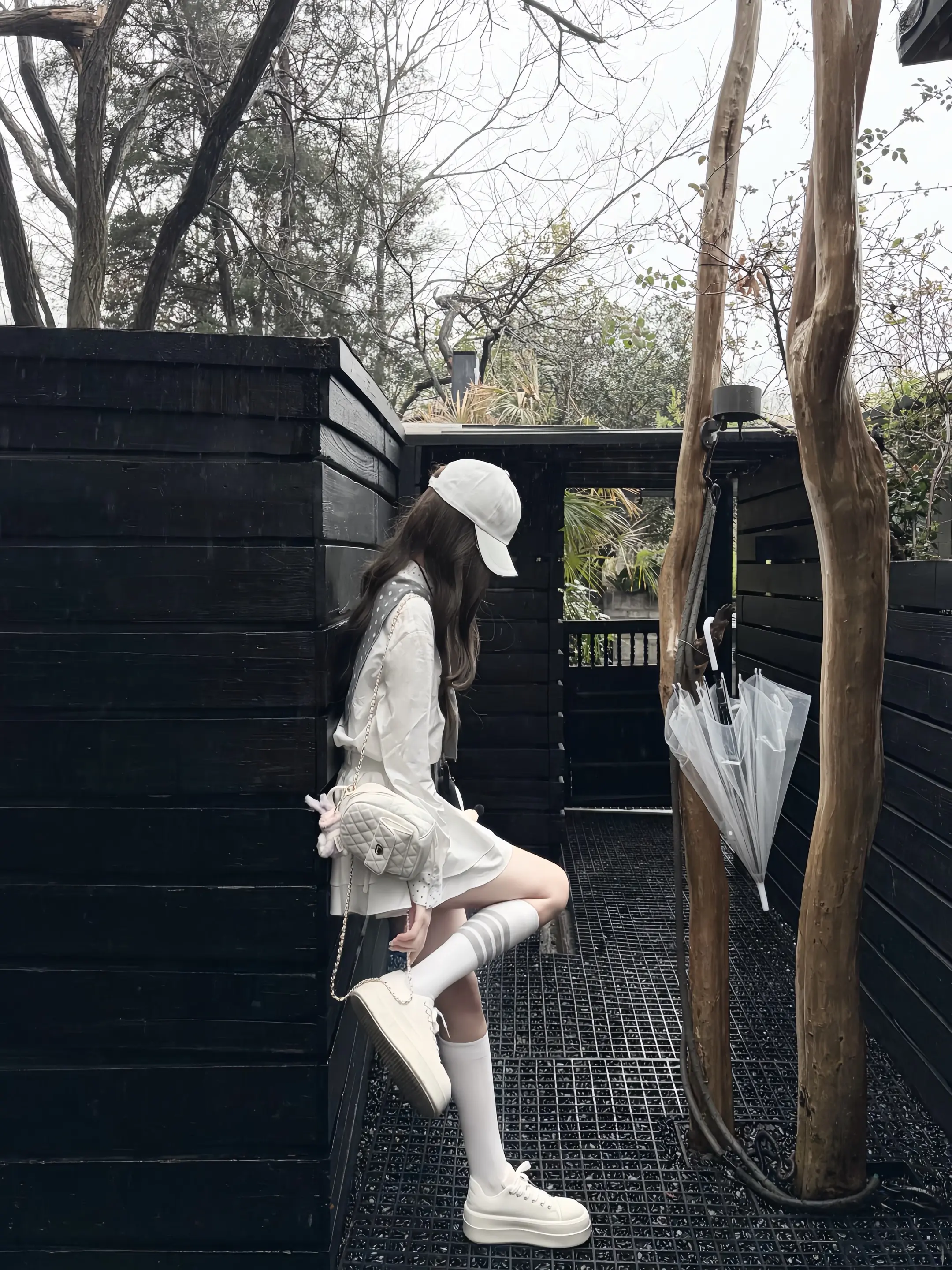 好久不见 我瘦了 头发也长了 不知道你是否还能从背影中认出我