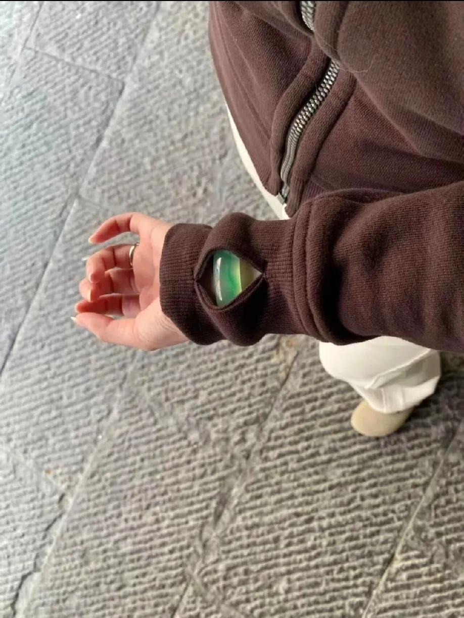 顶风营业中！躲在一个不知名角落里查个岗。 
这年头，真心不容易。只能躲在十八线小