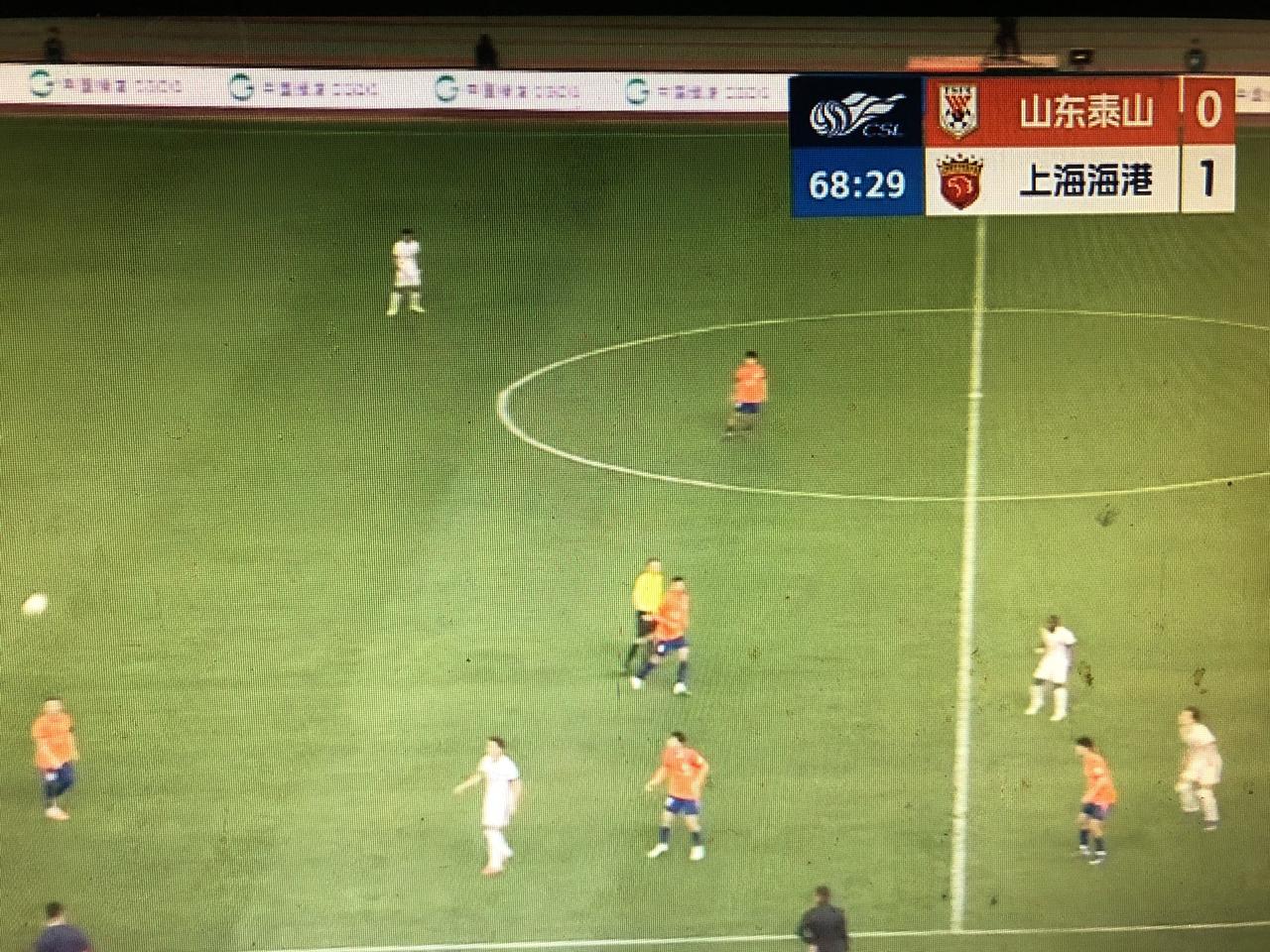 前锋克雷桑去发角球？谁指定的的战术，没其他人能发角球了吗？前锋去发角球，哪有赢球