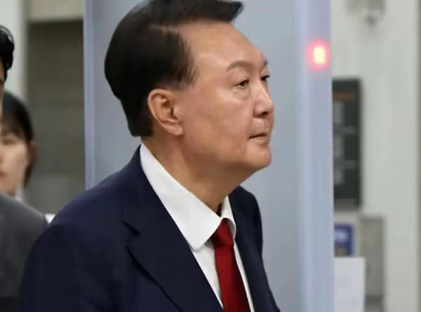 8月7日，65岁的前总统尹锡悦，面对10名执法人员的强制拘捕，死死抱住囚椅不撒手