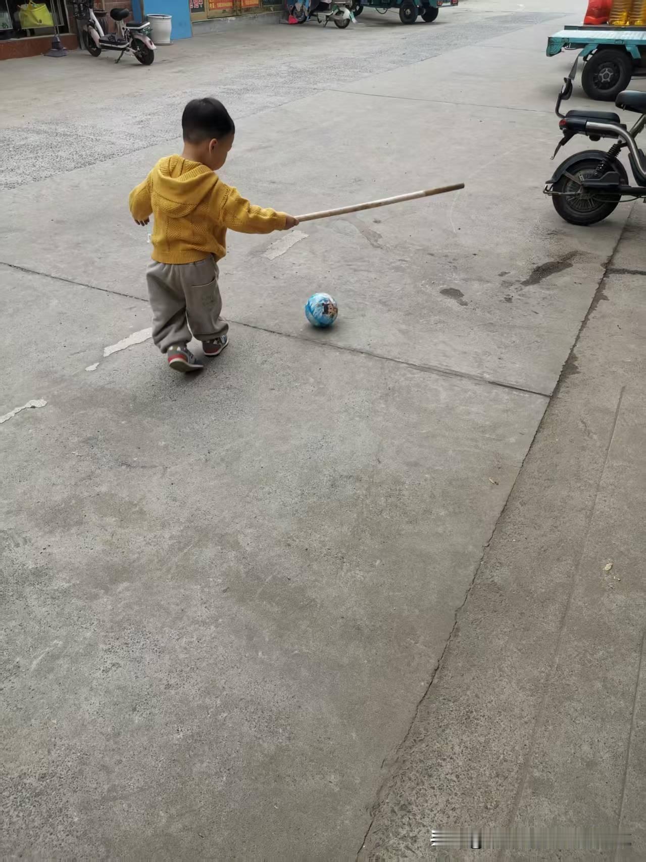 午饭还没吃完，对门的宝宝就在楼下喊“爷爷爷爷”，让石先生陪他踢球。
石先生三两口