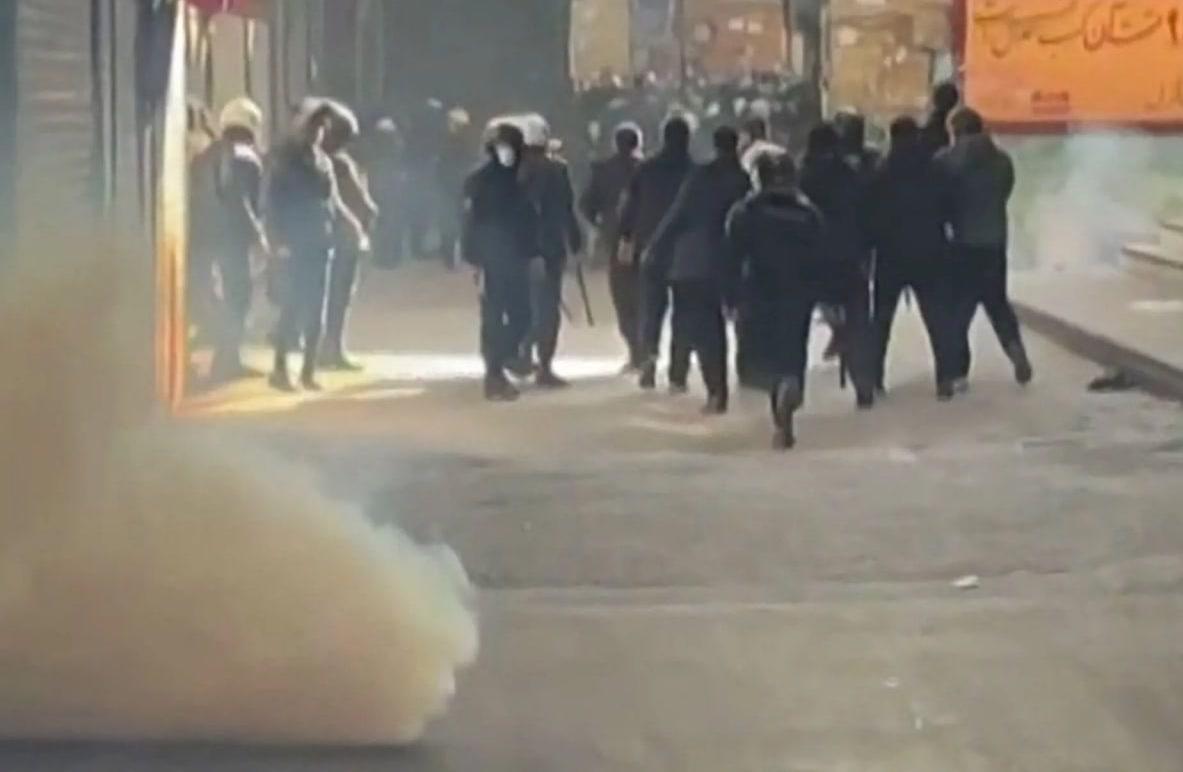 据Press TV报道，伊朗安全部门展开行动打击国内暴力骚乱，逮捕了多名和外国势