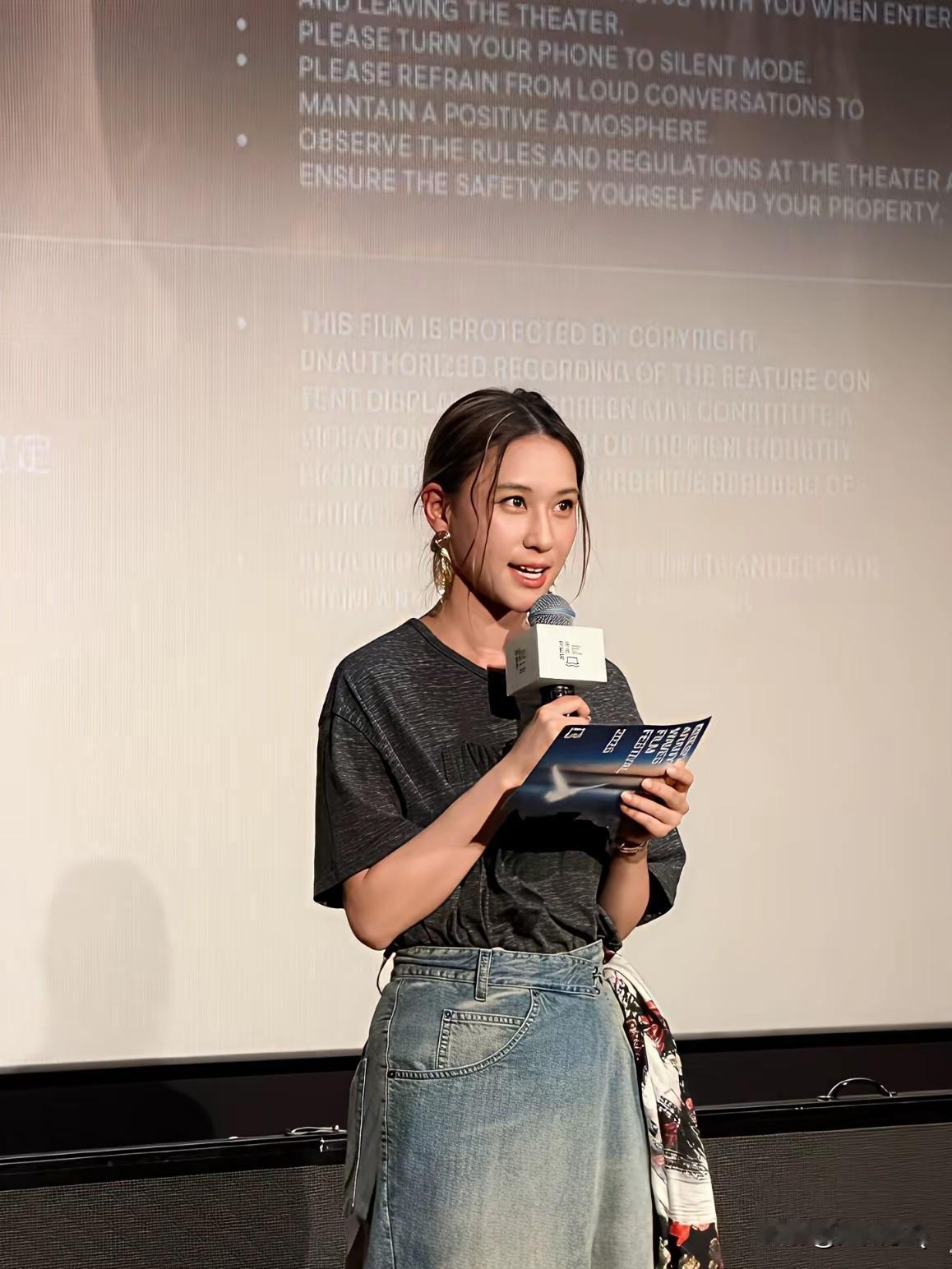 何超莲确实很会穿搭，在裙子侧边系条丝巾，一下子整体衣品就提升了。